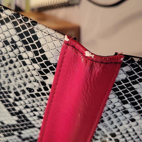 🩷 3/$15 Slim Snake Print Card Wallet, Black & White Print with Red Accents - Picture 4 of 7